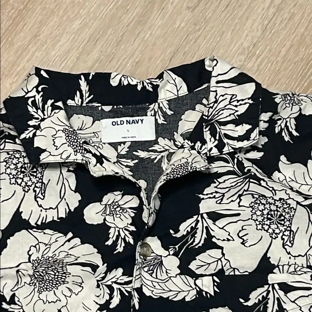 Old Navy Black and White Floral Button Down Men’s Shirt